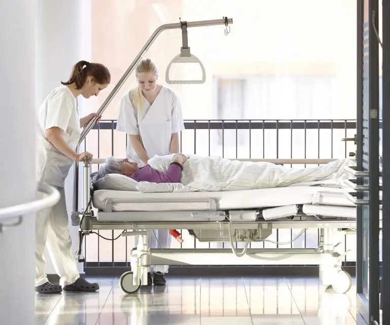Krankenschwestern kümmern sich um Patientin im Krankenhaus