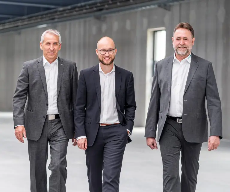 Die bisherige THERA-Trainer Geschäftsführung mit Peter Kopf (Gründer und CEO bis Ende 2023), Dr. Jonathan Kopf (CEO) und Otto Höbel (CTO) (von links nach rechts)