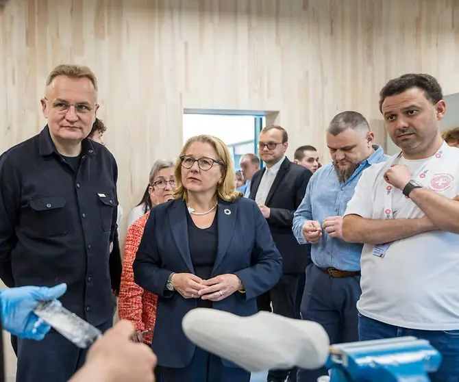Entwicklungsministerin Svenja Schulze zu Besuch im Unbroken-Zentrum für Orthopädietechnik.